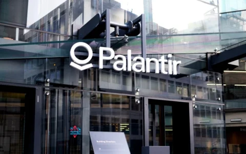暴涨647%，Palantir还能续写AI传奇吗？投资者需警惕“高估值陷阱”